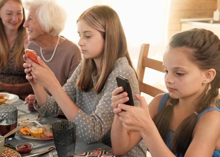 Study: Eating distractions as predictors of ultra-processed food consumption and Mediterranean diet adherence in adolescents. Image Credit: AnnaStills / Shutterstock