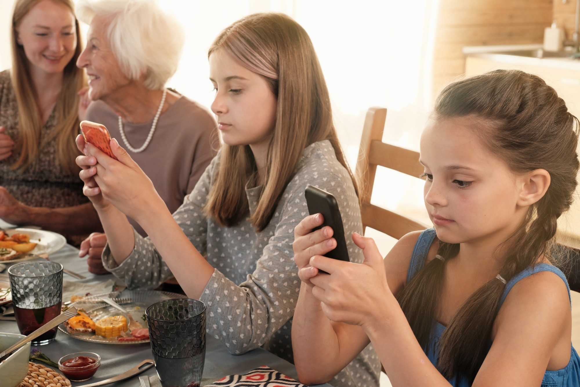 Study: Eating distractions as predictors of ultra-processed food consumption and Mediterranean diet adherence in adolescents. Image Credit: AnnaStills / Shutterstock