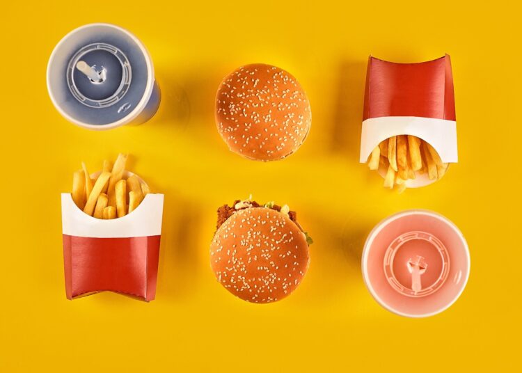 Les publicités de malbouffe font que les enfants mangent plus, même si l'annonce ne montre aucune nourriture!