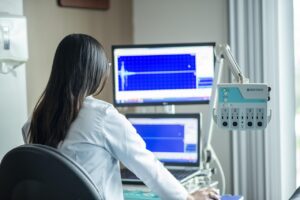 Défibrillateurs, tensiomètres, oxygène... Comment assurer leur bon fonctionnement ?