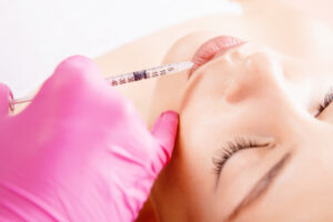 Injections anti-rides : comment choisir la concentration d'acide hyaluronique adaptée ?