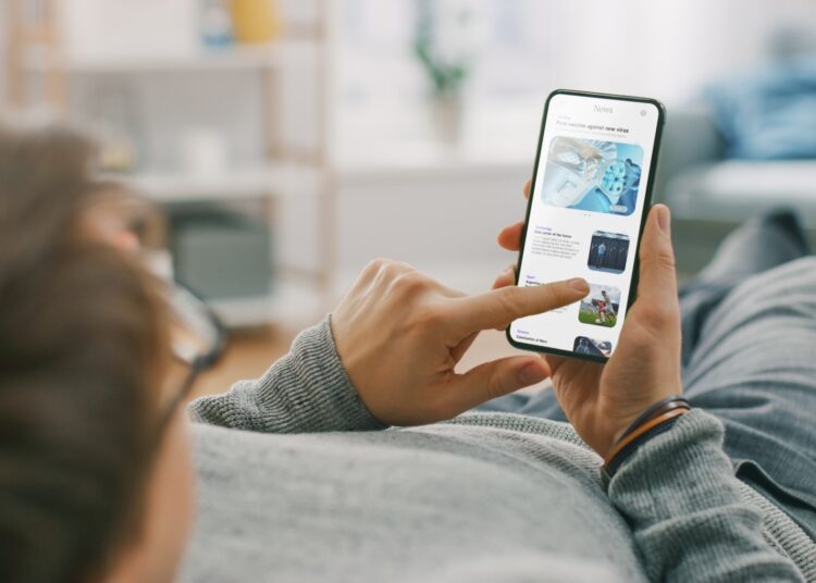 Using Smartphone for Scrolling and Reading News