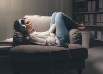 Study: Fine-Tuning the Details: Post-encoding Music Differentially Impacts General and Detailed Memory. Image Credit: Stokkete / Shutterstock