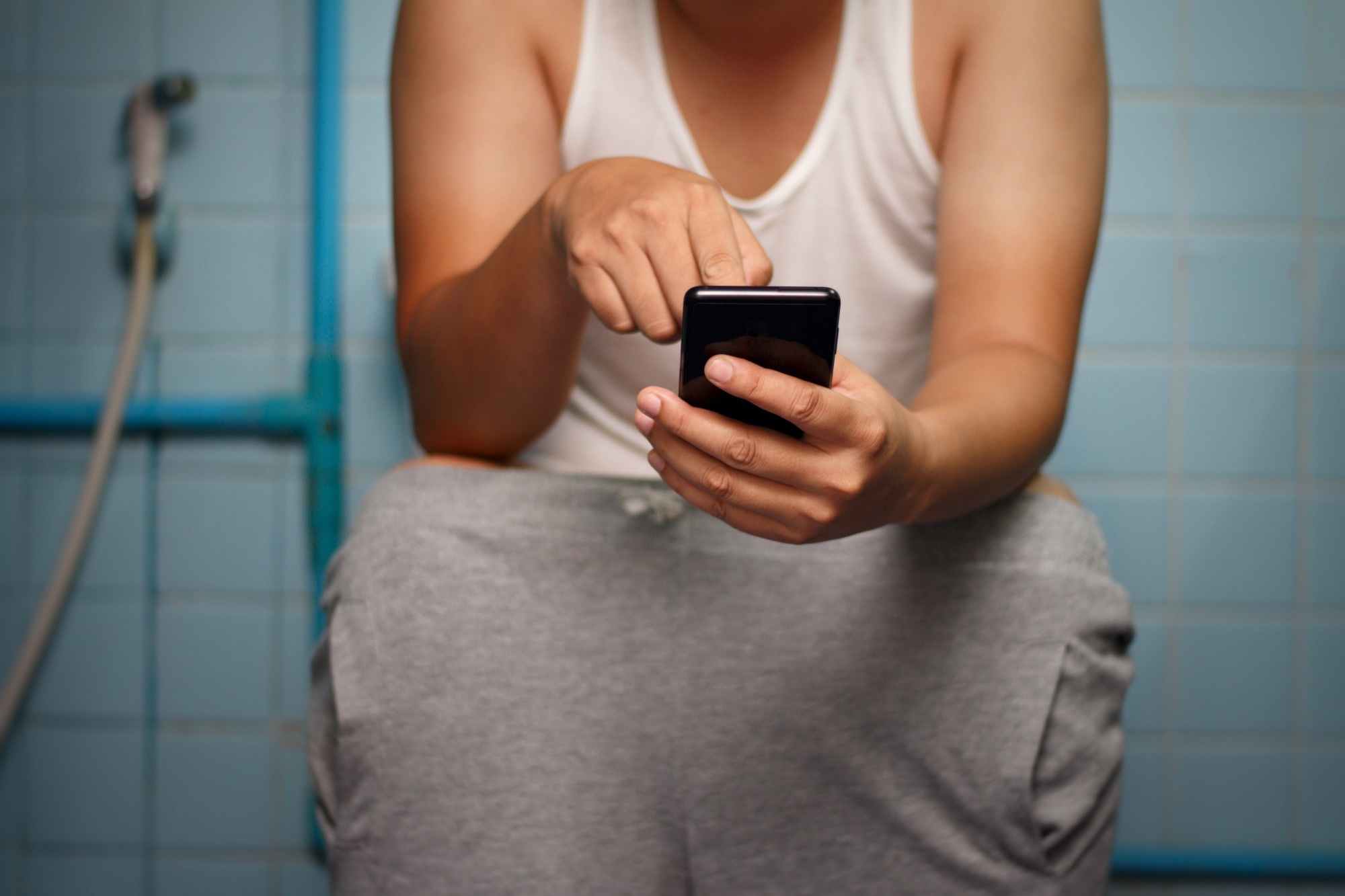 Study: Smartphone use on the toilet and the risk of hemorrhoids. Image Credit: sale.man / Shutterstock