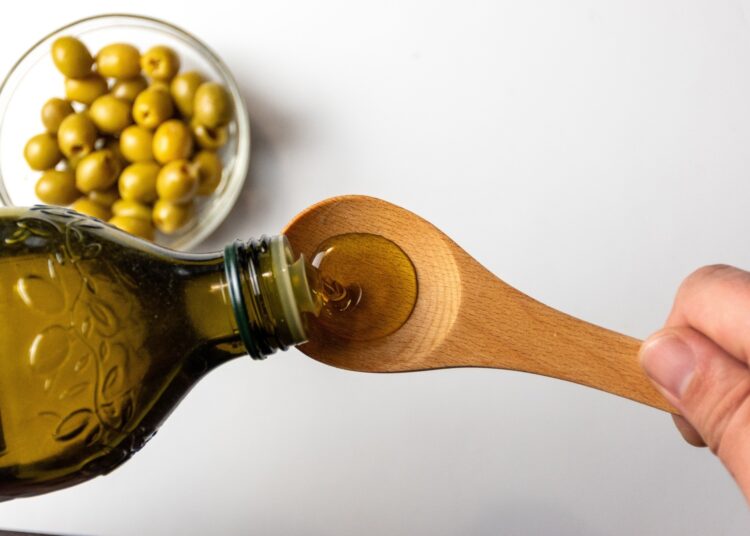 La consommation d'huile d'olive est liée à la graisse du ventre inférieure et au poids plus sain