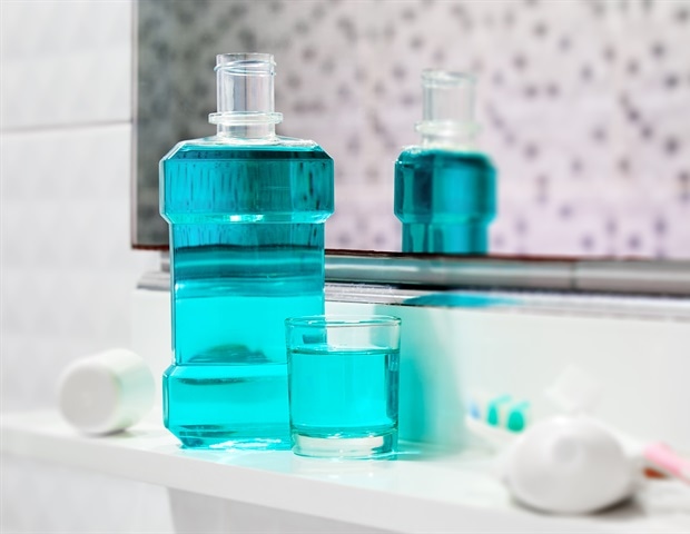 Le bain de bouche aux herbes et à l'ail apparaît comme une alternative potentielle à la chlorhexidine