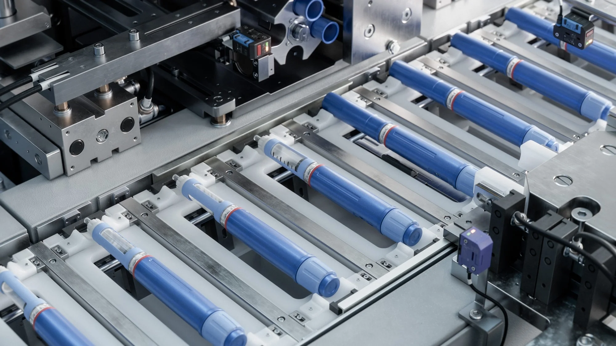 Vue de dessus de la bande transporteuse avec fabrication de médicaments amaigrissants sur la ligne de production.