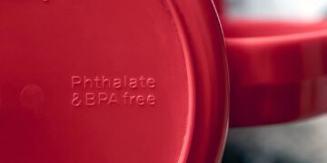 Study: Low-plastic diet and urinary levels of plastic-associated phthalates and bisphenols: the randomized controlled PERTH Trial. Image Credit: Konektus Photo / Shutterstock