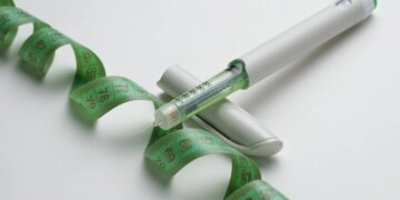 Study: Cost-effectiveness of tirzepatide versus semaglutide for patients with obesity or overweight in the US: evidence from the SURMOUNT-5 head-to-head phase-3 trial. Image Credit: Gecko Studio / Shutterstock