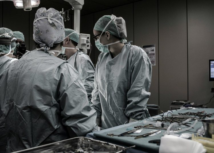 Meilleur chirurgien esthétique Paris : avis sur le Dr Michaël Benoilid, spécialisé en chirurgie mammaire