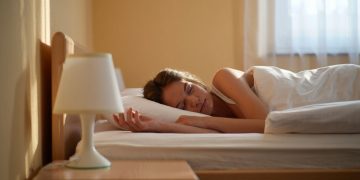 Cʼest prouvé : les personnes qui dorment sur le ventre chaque nuit compriment un organe vital sans le savoir selon une nouvelle étude du CHU de Lyon