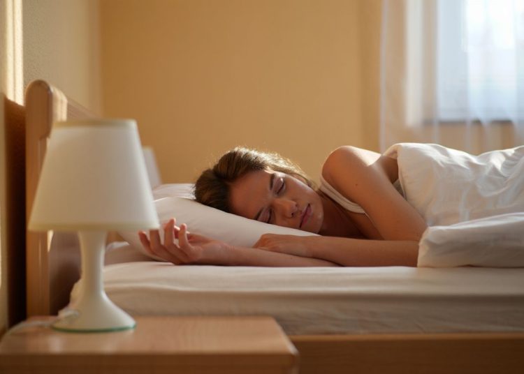 Cʼest prouvé : les personnes qui dorment sur le ventre chaque nuit compriment un organe vital sans le savoir selon une nouvelle étude du CHU de Lyon