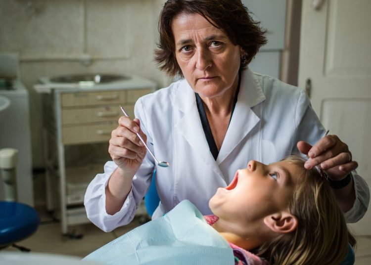 Oubliez les bains de bouche antiseptiques quotidiens: voici ce que disent les dentistes