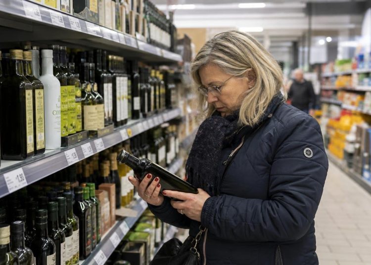 60 Millions de consommateurs a testé 24 huiles dʼolive : une seule marque approuvée et elle est chez Lidl