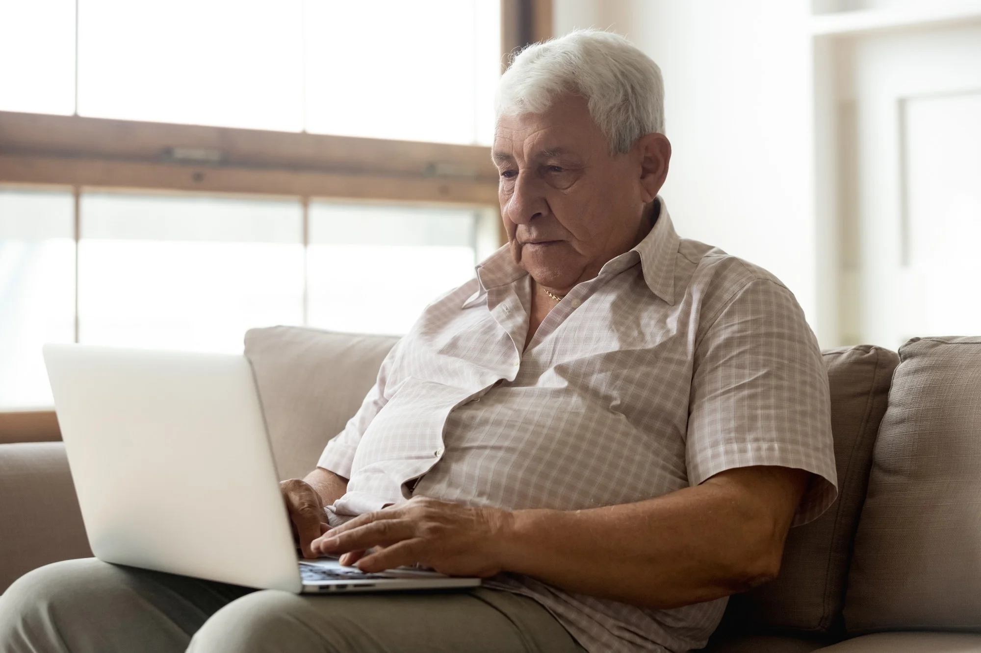 Study: Screen time modalities and neurocognition in older adults: multi-cohort and Mendelian randomization evidence. Image Credit: fizkes / Shutterstock