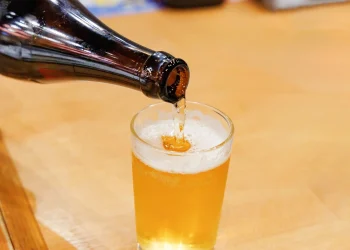 La bière sans alcool semble moins chère en rayon, mais la caisse raconte une autre histoire