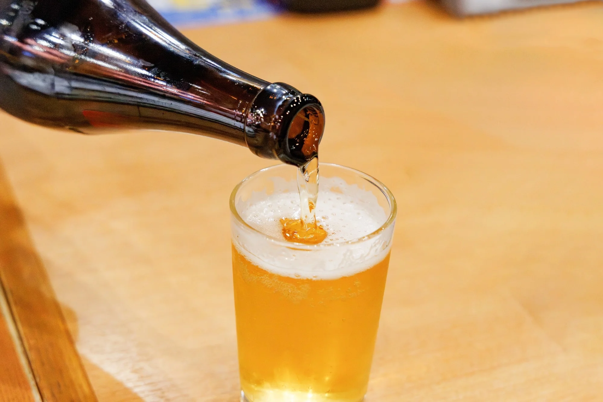 La bière sans alcool semble moins chère en rayon, mais la caisse raconte une autre histoire