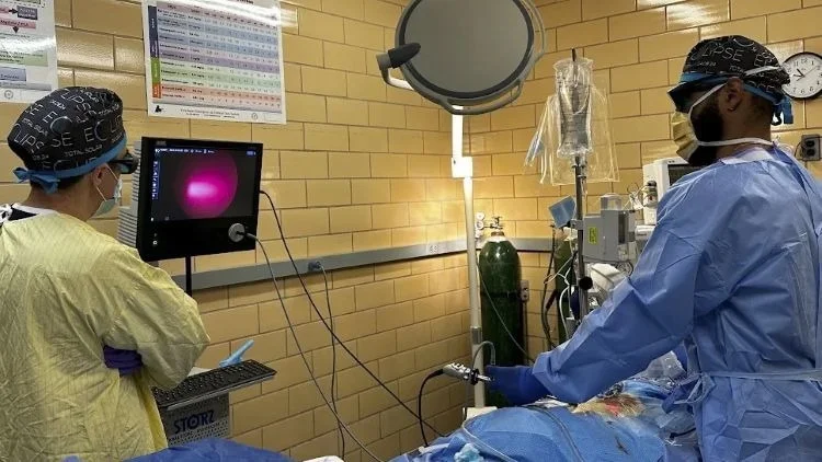 La thérapie au laser s'avère prometteuse contre les infections abdominales dangereuses chez les enfants