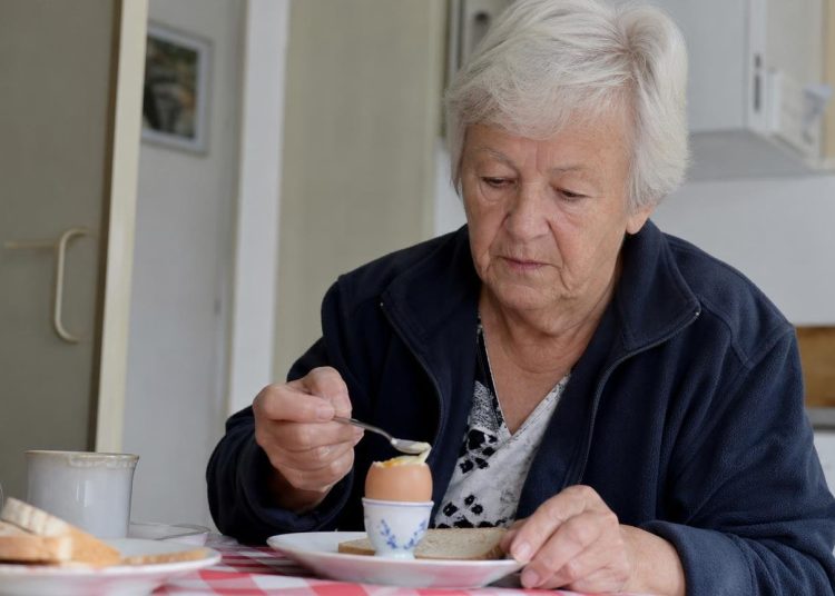 Combien dʼœufs par semaine peut-on vraiment manger après 60 ans ? Un cardiologue donne le chiffre