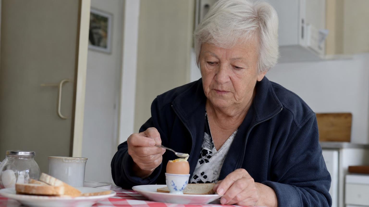 Combien dʼœufs par semaine peut-on vraiment manger après 60 ans ? Un cardiologue donne le chiffre