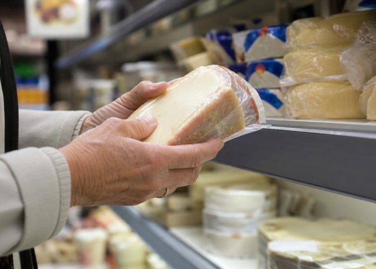 Le meilleur fromage pour les os après 60 ans : les rhumatologues nʼen citent quʼun seul et il est au rayon frais