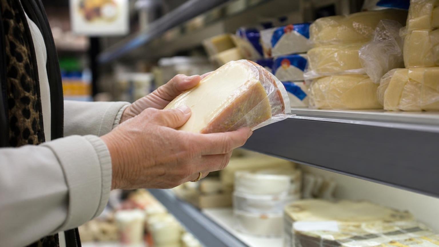 Le meilleur fromage pour les os après 60 ans : les rhumatologues nʼen citent quʼun seul et il est au rayon frais