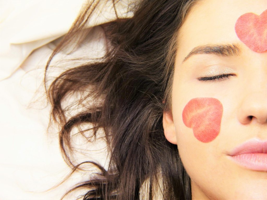 5 sérums visage appréciés pour leurs ingrédients, comparés sur le dosage de leurs actifs